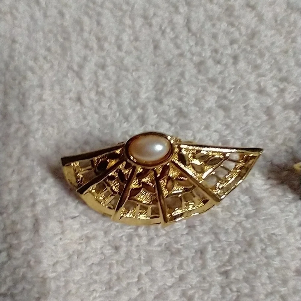 Goldtone faux pearl 🦪 fan shaped clip earrings